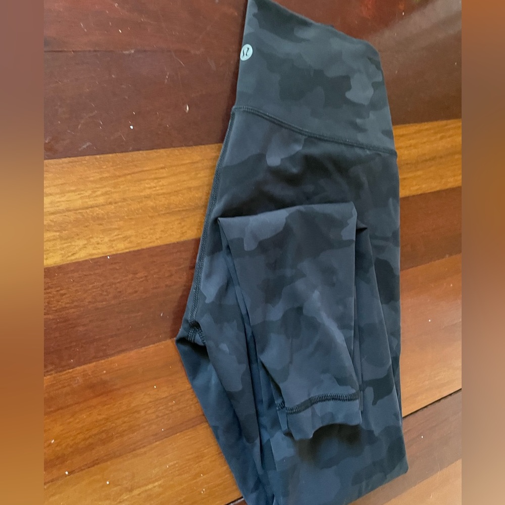 Lululemon black camo size 6 pants WonderUNDER LUXtreme RaRE